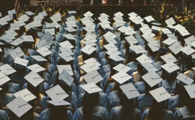 Etudiants portant des chapeaux de remise de diplôme - Crédits photo : Joshua Hoehne